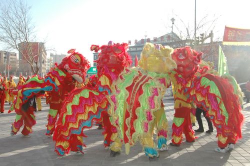 酒泉市2011年元宵節(jié)社火匯演期間，部分社火隊(duì)來公司拜年