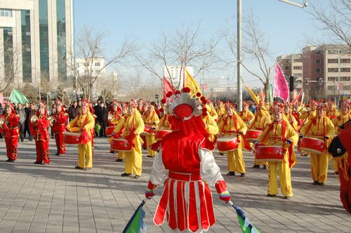 酒泉市2011年元宵節(jié)社火匯演期間，部分社火隊(duì)來公司拜年