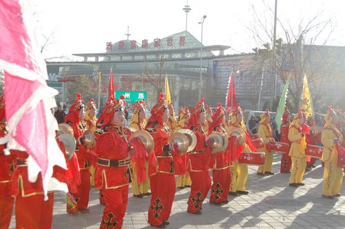 酒泉市2011年元宵節(jié)社火匯演期間，部分社火隊(duì)來公司拜年